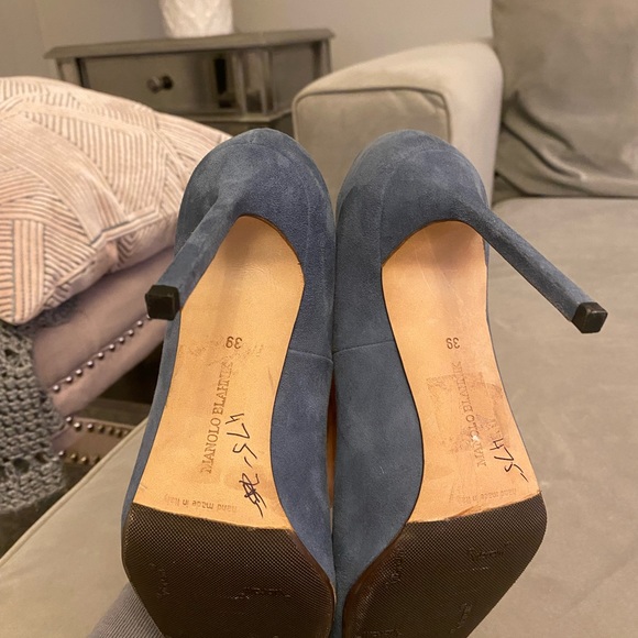 Manolo Blahnik beautiful suede heels. No box - Picture 2 of 6